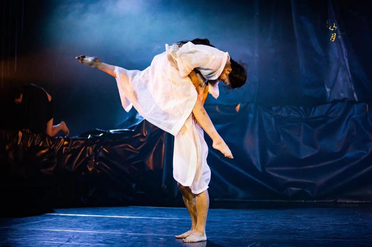 掌聲持續5分鐘!《訓誡三則·山月》亮相錫比烏國際戲劇節