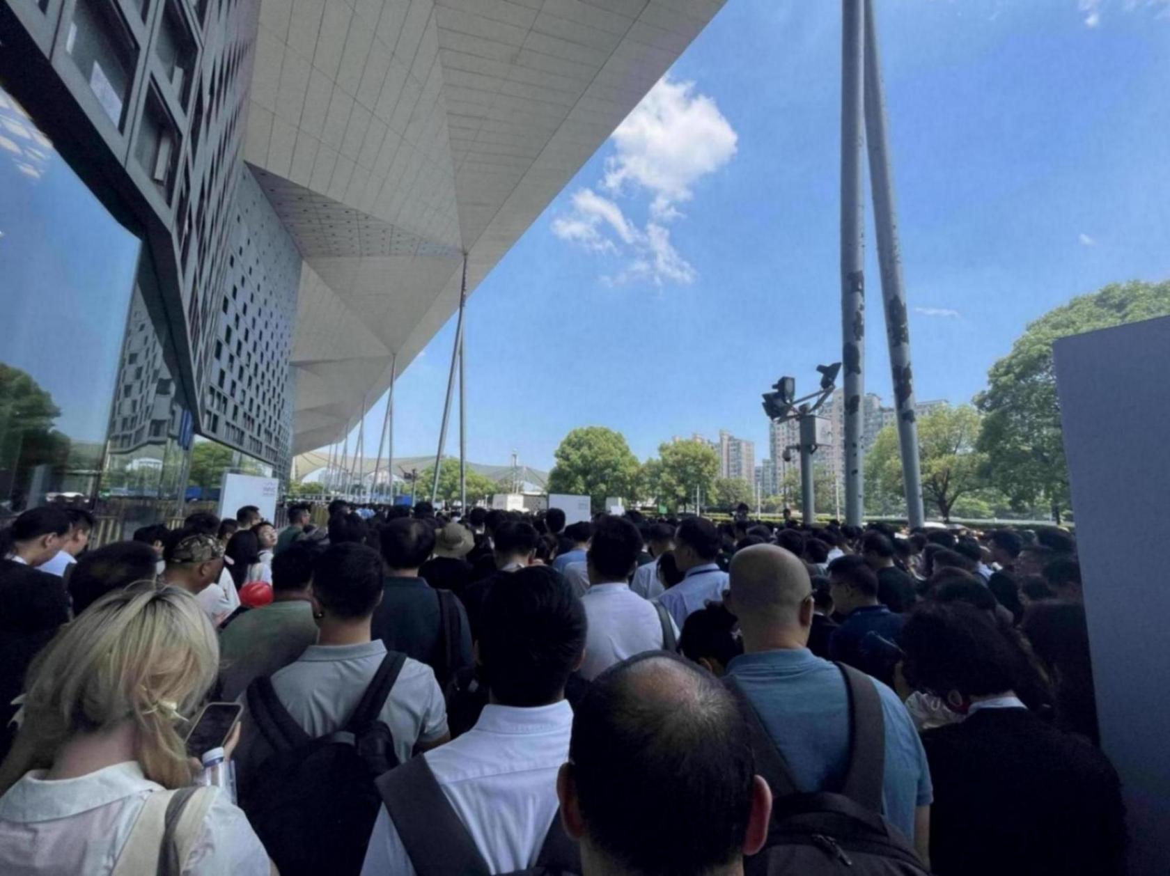 人工智能大會上的AI新浪潮:萬卡集群成標配,安全治理全球合作