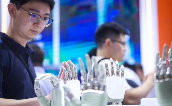 人工智能大會上的AI新浪潮:萬卡集群成標配,安全治理全球合作