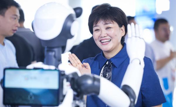 人工智能大會上的AI新浪潮:萬卡集群成標配,安全治理全球合作