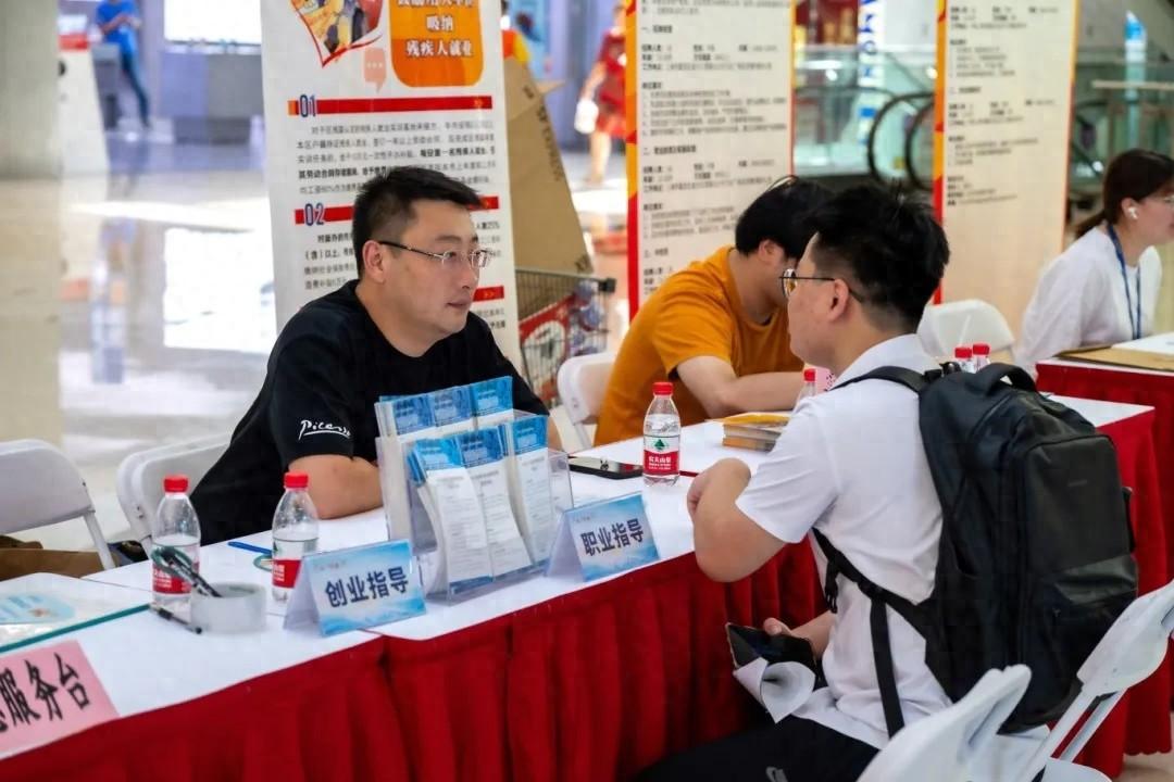 138個崗位招聘544人,江橋鎮舉辦2024年離校未就業高校畢業生現場招聘會