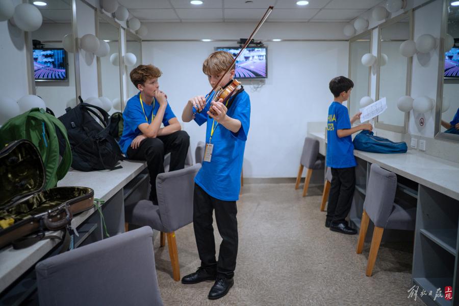 這支英國知名合唱團在上海舞臺唱響經典中國歌曲