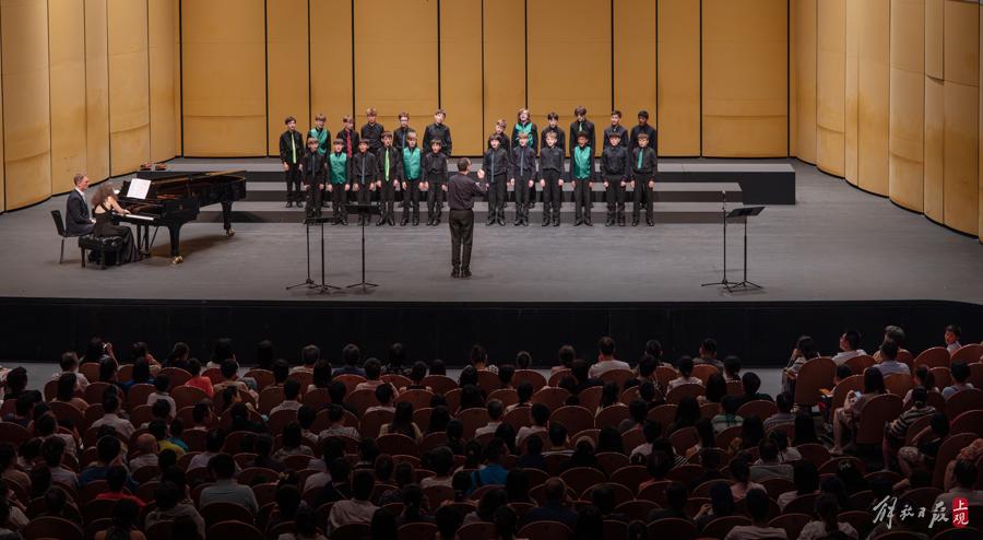 這支英國知名合唱團在上海舞臺唱響經典中國歌曲