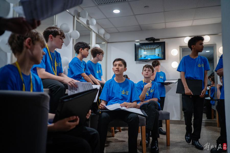 這支英國知名合唱團在上海舞臺唱響經典中國歌曲