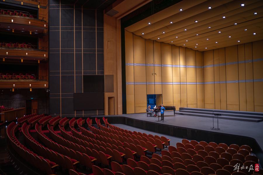 這支英國知名合唱團在上海舞臺唱響經典中國歌曲