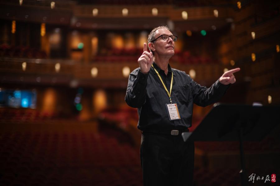 這支英國知名合唱團在上海舞臺唱響經典中國歌曲