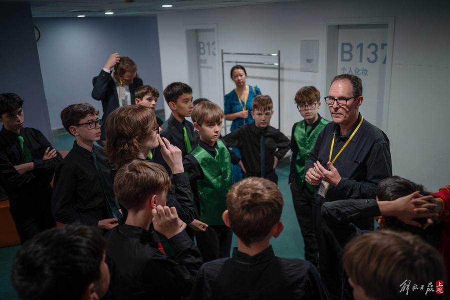 這支英國知名合唱團在上海舞臺唱響經典中國歌曲