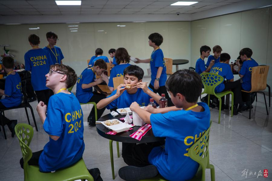 這支英國知名合唱團在上海舞臺唱響經典中國歌曲