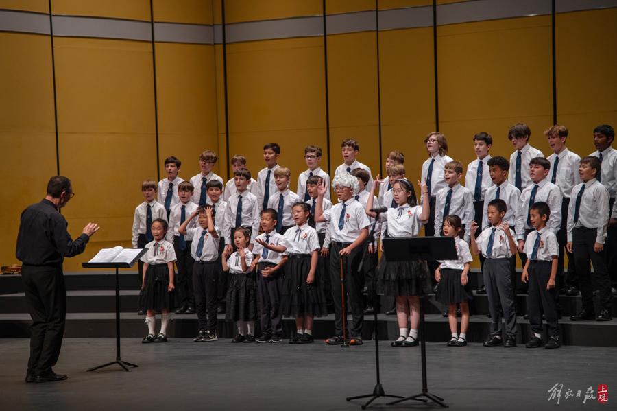 這支英國知名合唱團在上海舞臺唱響經典中國歌曲