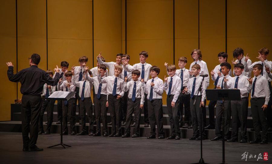 這支英國知名合唱團在上海舞臺唱響經典中國歌曲