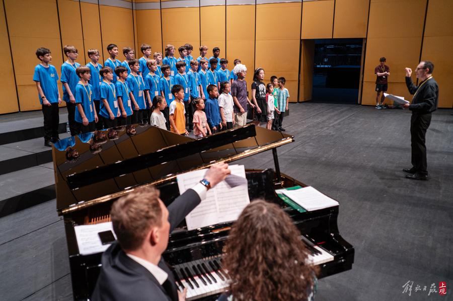 這支英國知名合唱團在上海舞臺唱響經典中國歌曲