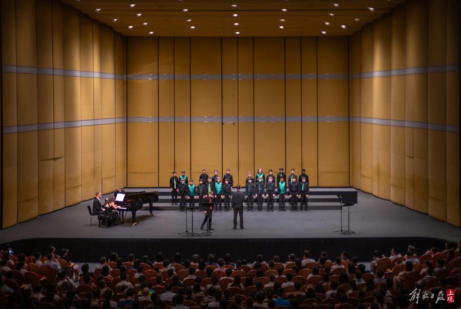 這支英國知名合唱團在上海舞臺唱響經典中國歌曲