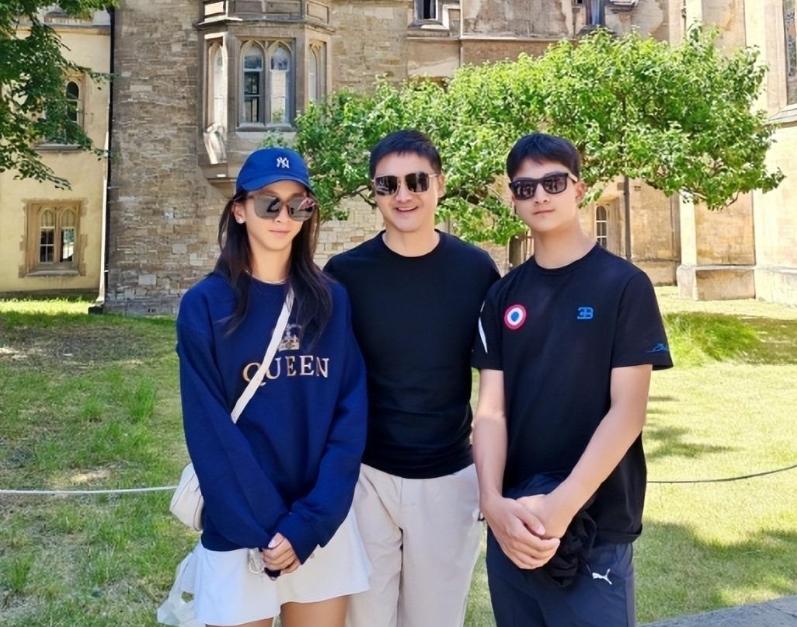 田亮帶著兒子女兒在巴黎鐵塔下賣貨