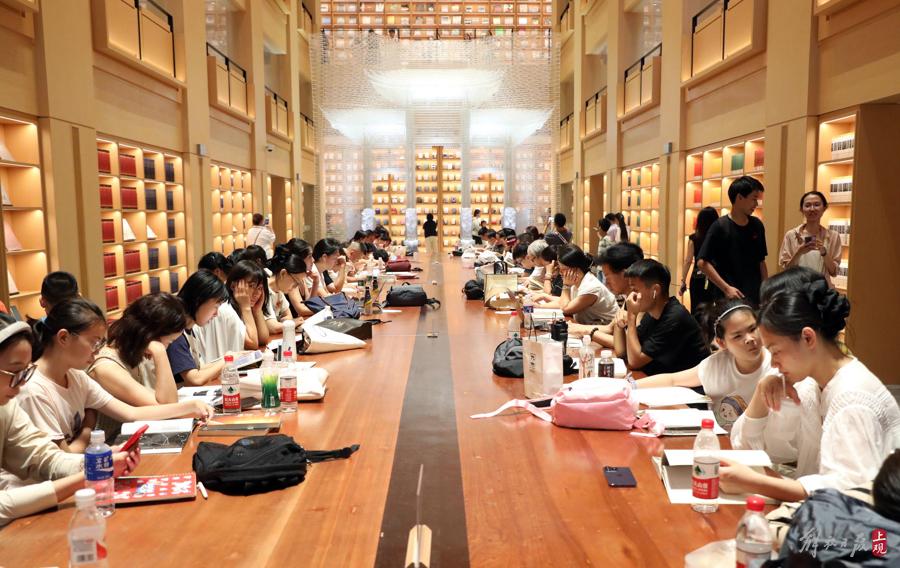 悅讀可消暑:徐家匯書院成為“避暑勝地”,日均接待上萬人次