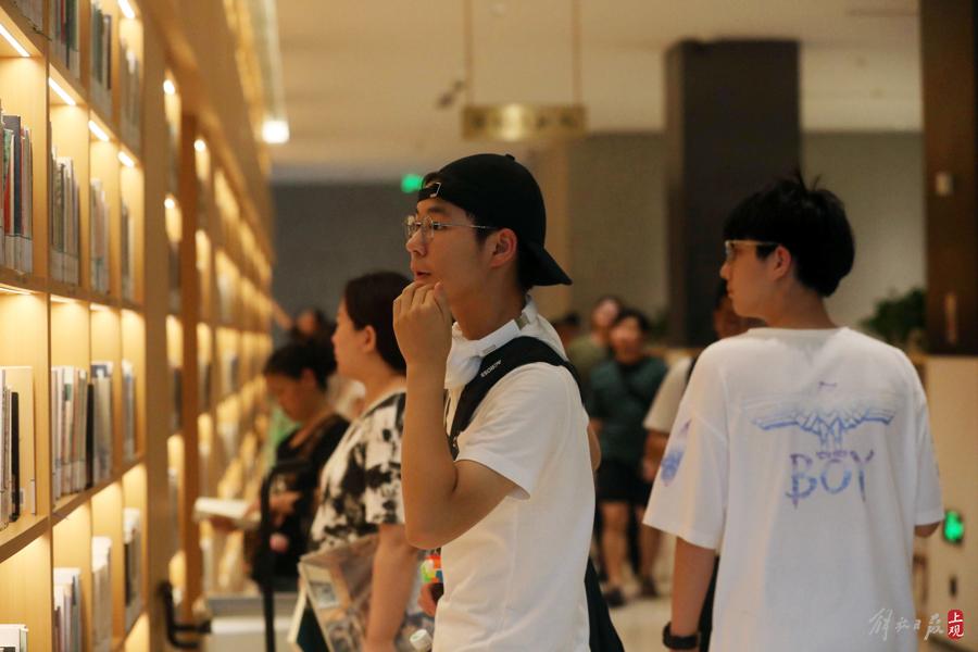 悅讀可消暑:徐家匯書院成為“避暑勝地”,日均接待上萬人次