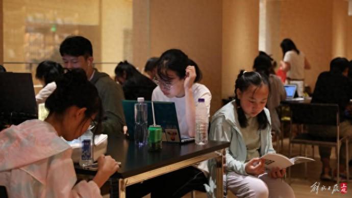 悅讀可消暑:徐家匯書院成為“避暑勝地”,日均接待上萬人次