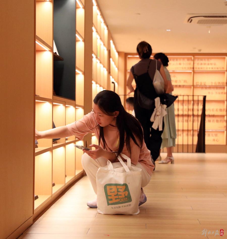 悅讀可消暑:徐家匯書院成為“避暑勝地”,日均接待上萬人次