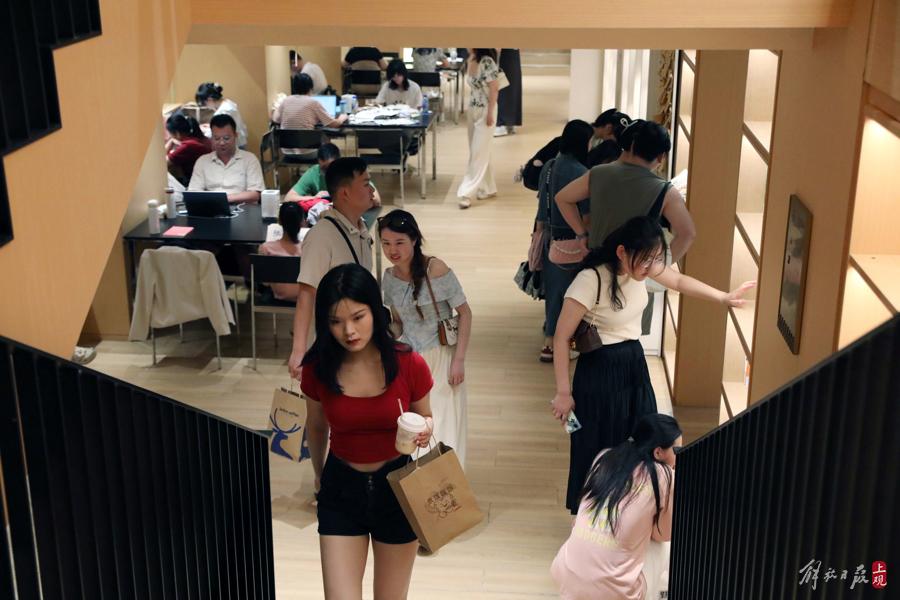 悅讀可消暑:徐家匯書院成為“避暑勝地”,日均接待上萬人次