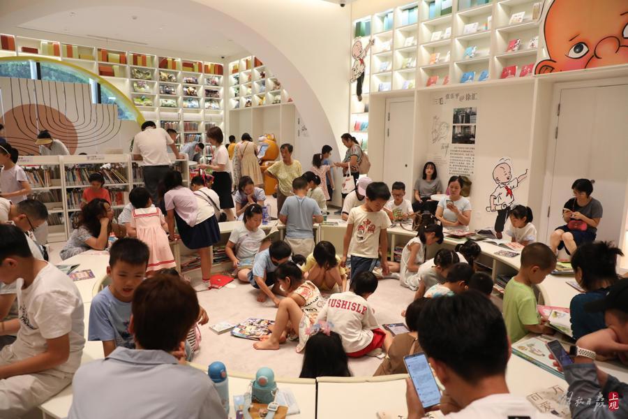 悅讀可消暑:徐家匯書院成為“避暑勝地”,日均接待上萬人次