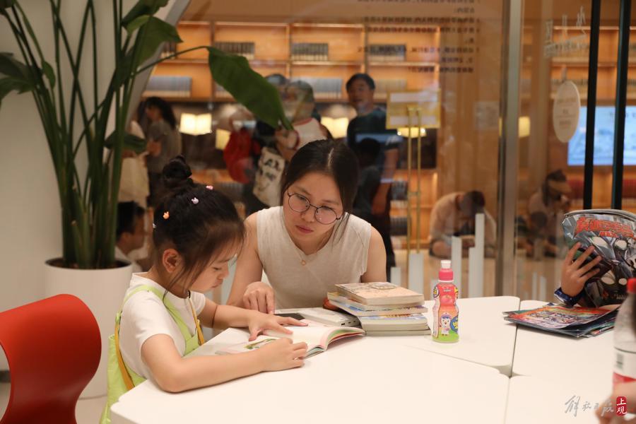 悅讀可消暑:徐家匯書院成為“避暑勝地”,日均接待上萬人次