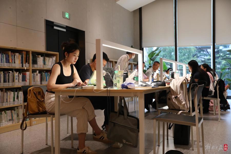 悅讀可消暑:徐家匯書院成為“避暑勝地”,日均接待上萬人次