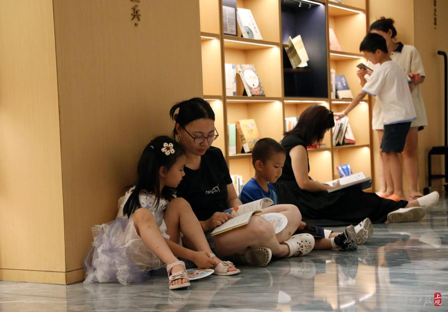 悅讀可消暑:徐家匯書院成為“避暑勝地”,日均接待上萬人次
