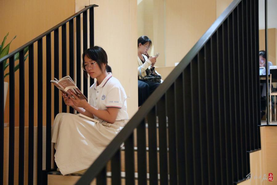 悅讀可消暑:徐家匯書院成為“避暑勝地”,日均接待上萬人次