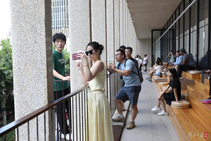 悅讀可消暑:徐家匯書院成為“避暑勝地”,日均接待上萬人次