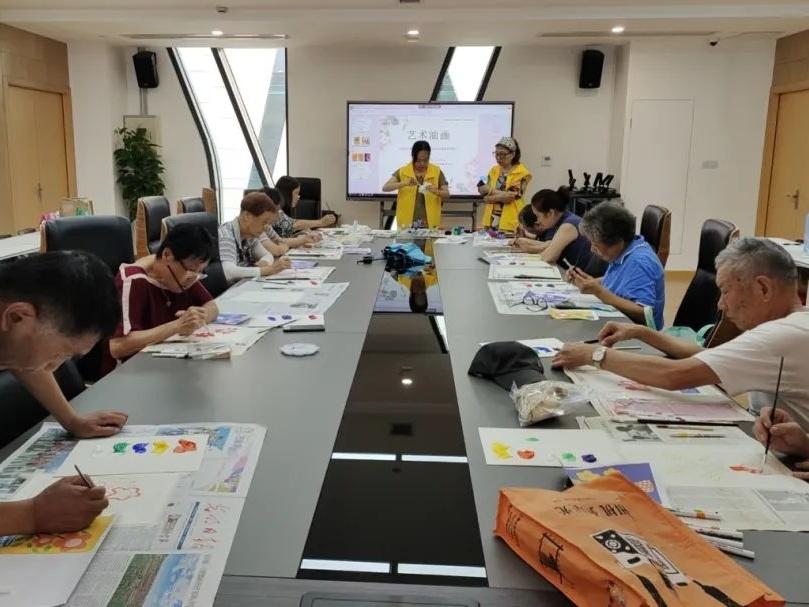 妙筆生花,將藝術(shù)創(chuàng)作融入老人們的晚年生活