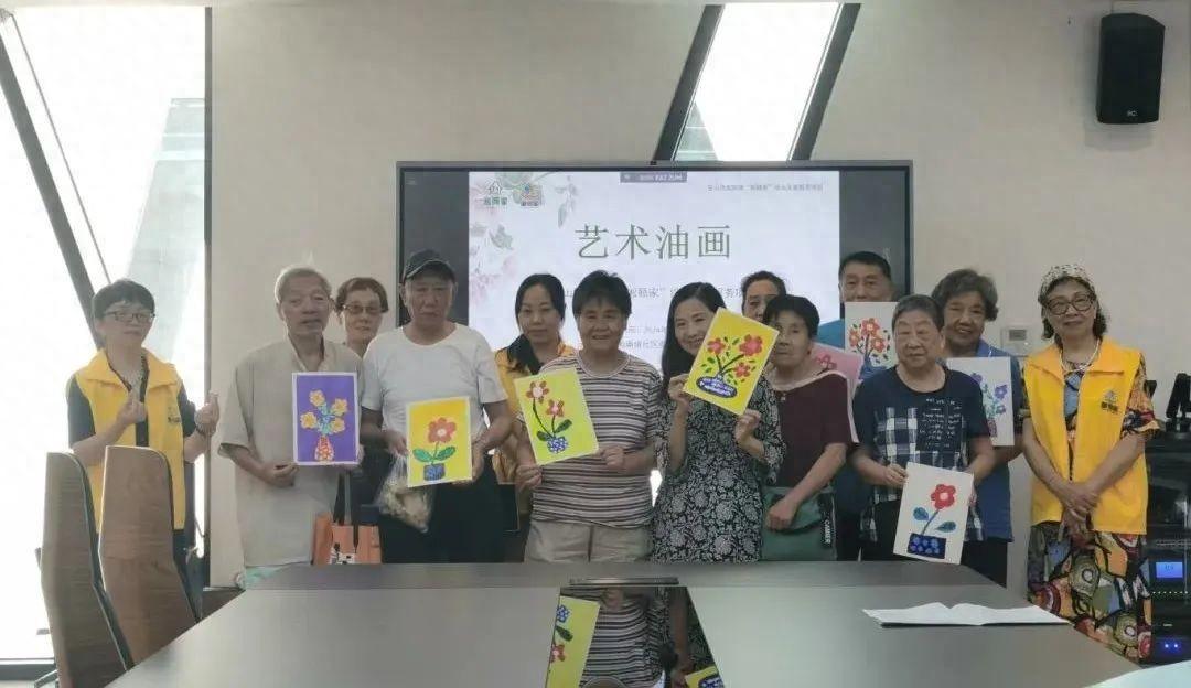 妙筆生花,將藝術(shù)創(chuàng)作融入老人們的晚年生活
