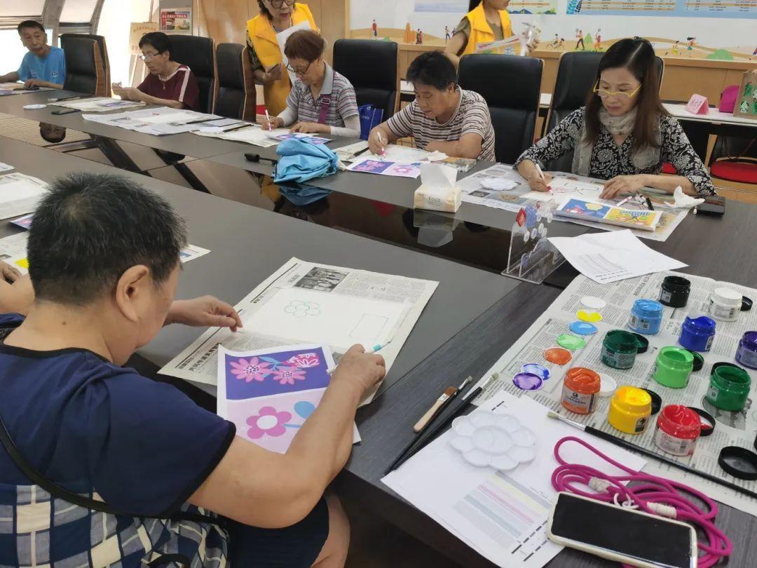 妙筆生花,將藝術(shù)創(chuàng)作融入老人們的晚年生活