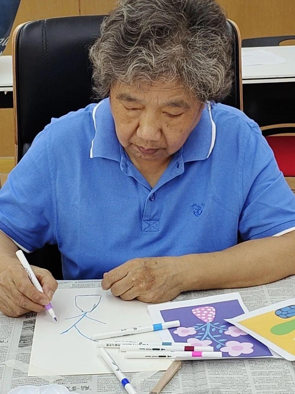 妙筆生花,將藝術(shù)創(chuàng)作融入老人們的晚年生活
