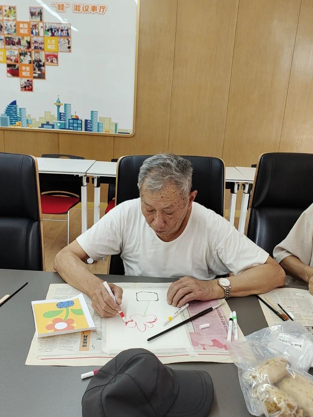 妙筆生花,將藝術(shù)創(chuàng)作融入老人們的晚年生活