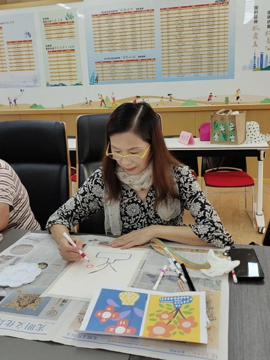 妙筆生花,將藝術(shù)創(chuàng)作融入老人們的晚年生活