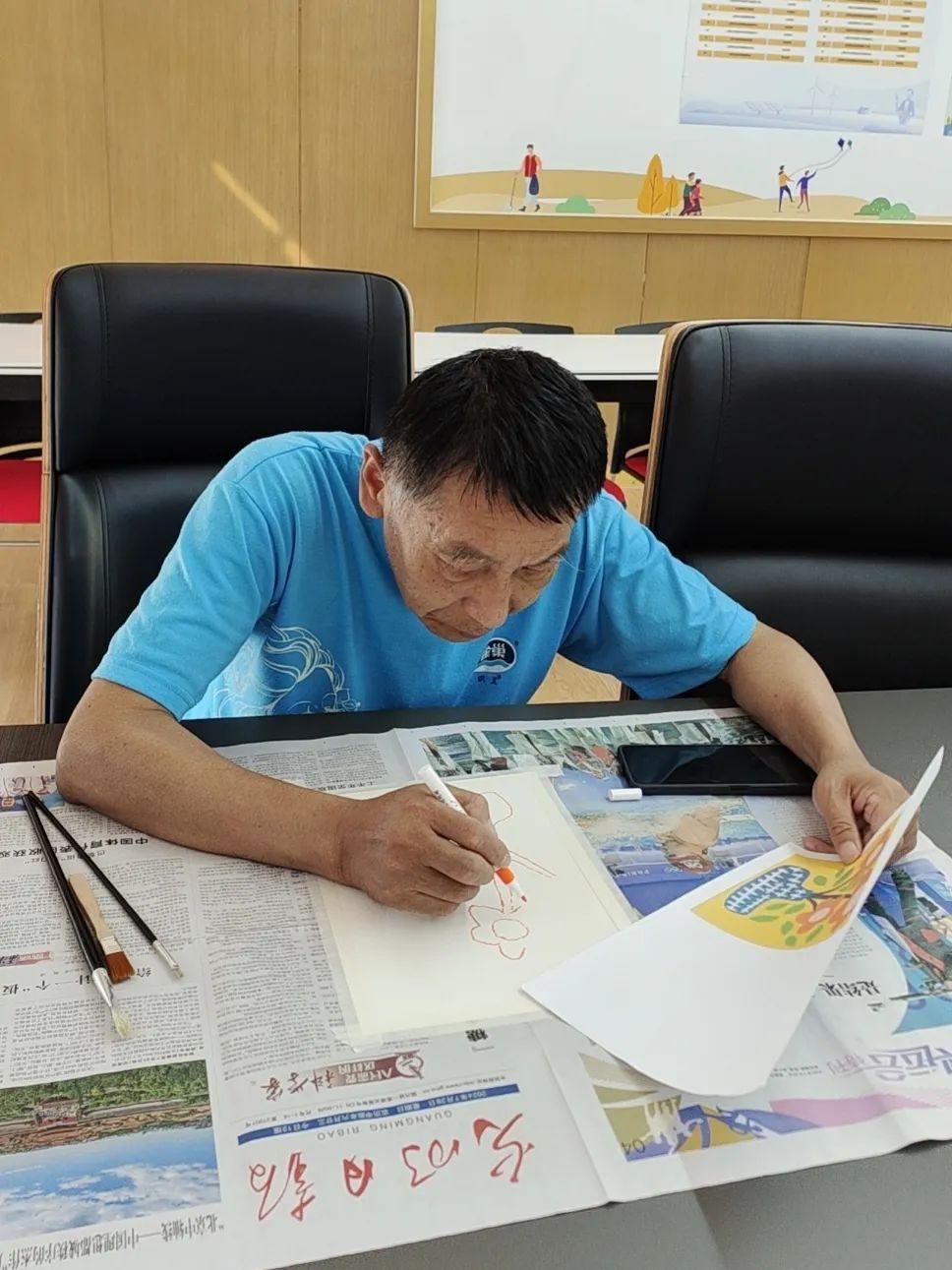 妙筆生花,將藝術(shù)創(chuàng)作融入老人們的晚年生活