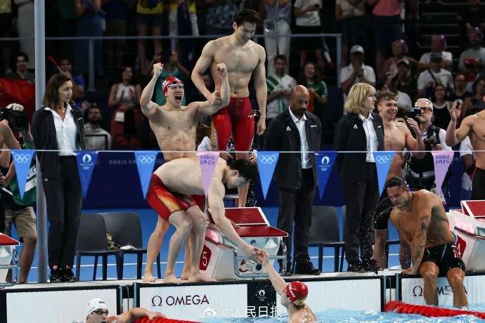 打破壟斷,歷史首金!男子4×100米混合泳接力奪冠,上海高校學子再創(chuàng)佳績!
