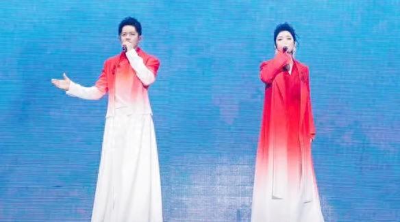 4女生穿精神病服看鳳凰傳奇演唱會