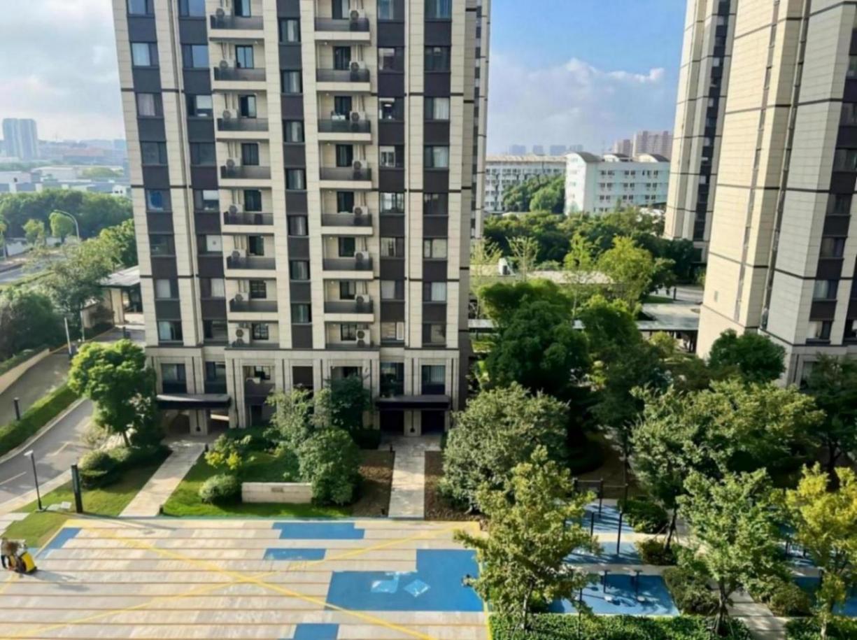 樓市大洗牌!未來僅捧北上廣深及省會,小城房產(chǎn)或?qū)⒁晃牟恢担?" />
<p class="pgc-img-caption"> </p>
</div>
<p data-track="15"><span id="ismgbyu" class="data-color--tt-darkmode-c1c1c1">結(jié)語:</span></p>
<p data-track="16"><span id="n49b4oh" class="data-color--tt-darkmode-c1c1c1">樓市大洗牌并非危言聳聽而是市場發(fā)展的必然趨勢。在這個過程中有人歡喜有人憂但無論如何我們都應該保持理性和客觀的態(tài)度看待房價問題。畢竟房子是用來住的而不是用來炒的。對于那些還在為房價而焦慮的購房者來說或許更應該關(guān)注的是自身的經(jīng)濟實力和實際需求而不是盲目跟風、盲目投資。最后我想問一句:面對樓市的未來你們準備好了嗎?</span></p>
<div id="26v2tkd" class="pgc-img"><img class="syl-page-img" src="http://www.9yaogo.com/uploads/image/2024/1020/15241524627.jpg" title=