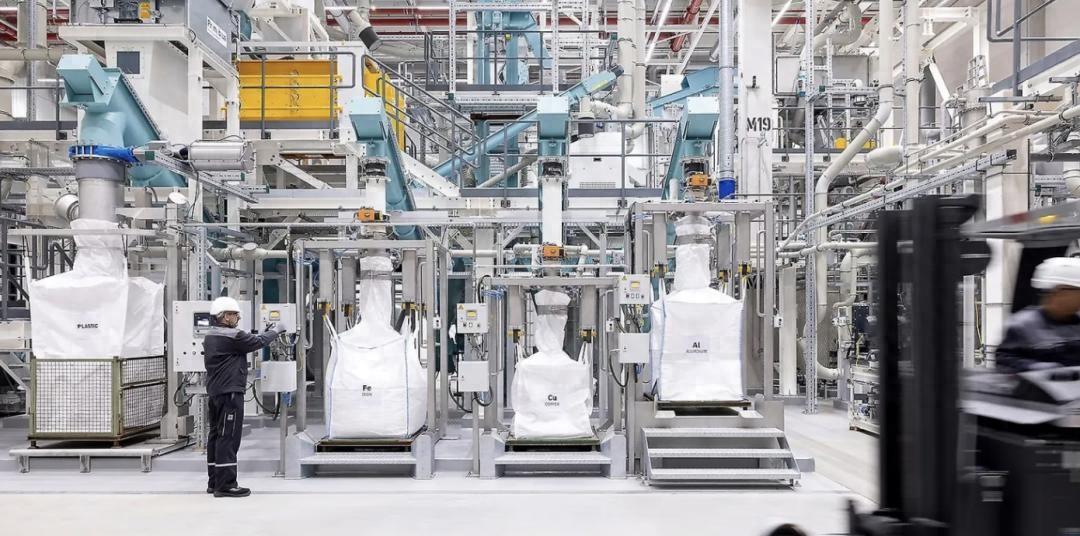 奔馳電池回收工廠實(shí)現(xiàn) 96% 回收率,比亞迪在巴西推出混動(dòng)皮卡