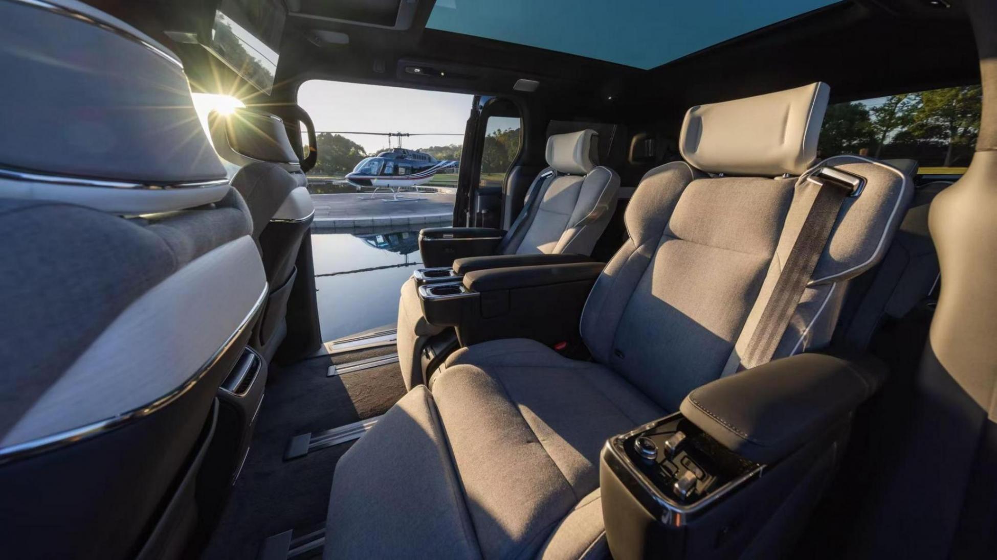 沃爾沃EM90榮膺2024金融街論壇年會官方唯一指定用車