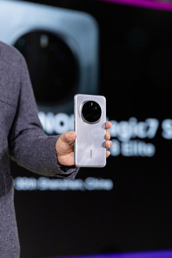 榮耀發(fā)布Magic7 AI宣傳海報 沈騰要成新代言人?