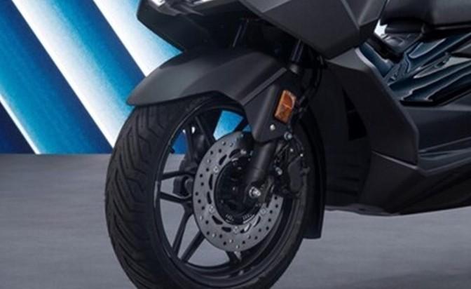 長軸距+全彩儀表,2025款本田FORZA125配置升級,鋼炮級通勤踏板