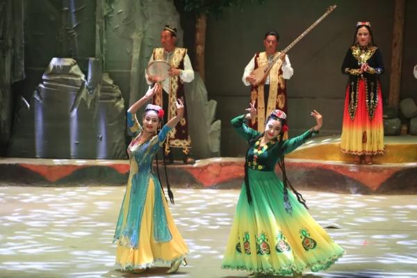 第五屆新疆喀什絲路文化胡楊節暨巴楚縣第十四屆胡楊文化旅游節盛大開幕