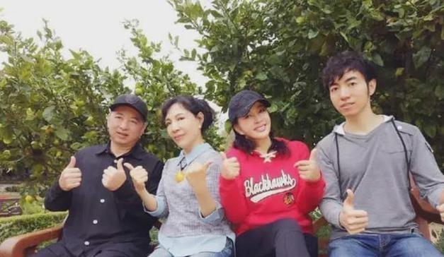 73歲劉曉慶和68歲妹妹出游!妹妹已老成奶奶了,她扎麻花辮像少女