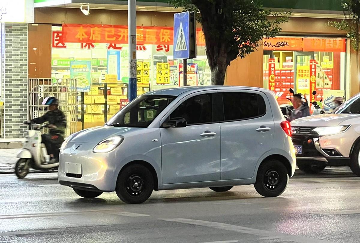 全新五菱宏光MINIEV四門版實車上路,動感且更實用