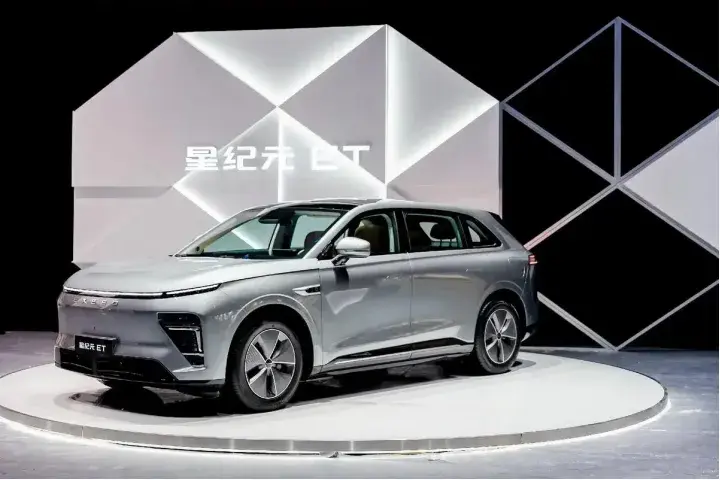 領克08與星紀元ET:車機與抬頭顯示對比,誰更勝一籌?