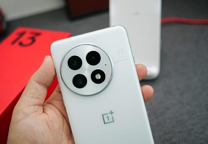 標準版定價Pro級體驗,一加13新鮮開箱