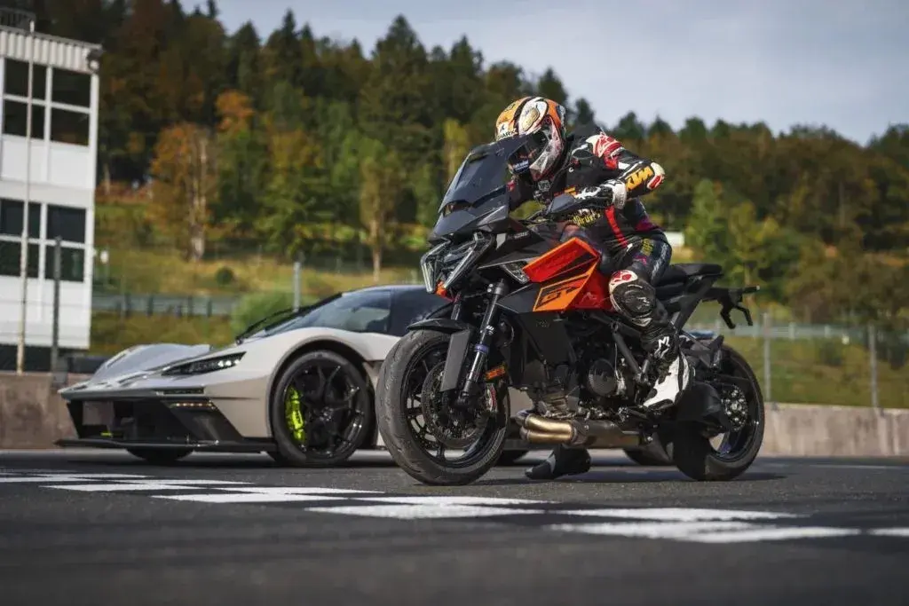 舒適版超級公爵,KTM 1390 SUPER DUKE GT