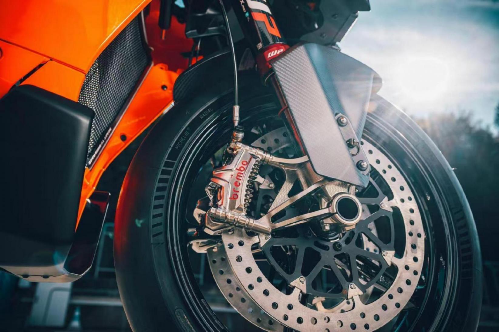 KTM 超跑 RC990r,我被這個鏟車頭給迷住了