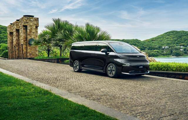 大空間才是MPV王道!吉利翼真L380、騰勢D9誰更強?